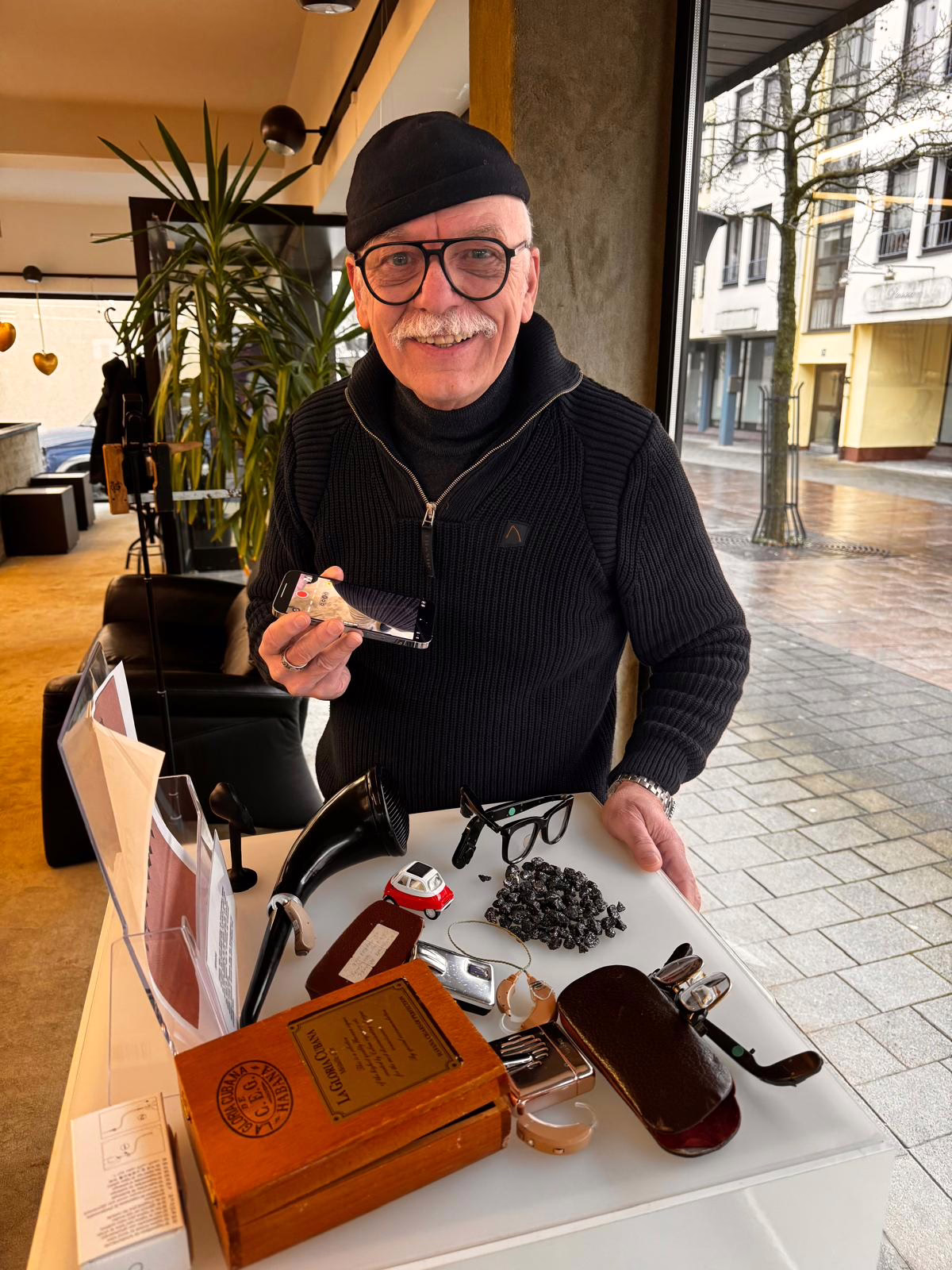 Franz Xaver Lühnen, Eletronik Dozent aus Paderborn, Lehrfilm über die Geschichte der Hörgeräte.
Hörakustik, Pädakustik, Hörgeräte und Hörtest.